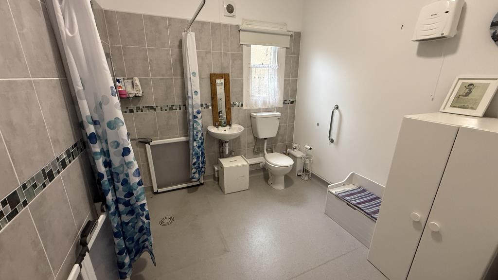 Lot: 133 - TWO-BEDROOM GROUND FLOOR FLAT WITH PARKING, GARAGE AND USE OF GARDEN - Bathroom